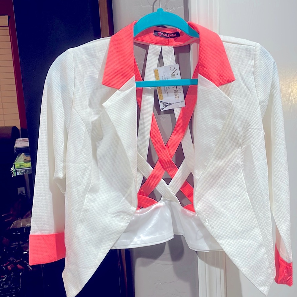 Super cute blazer size small missing button